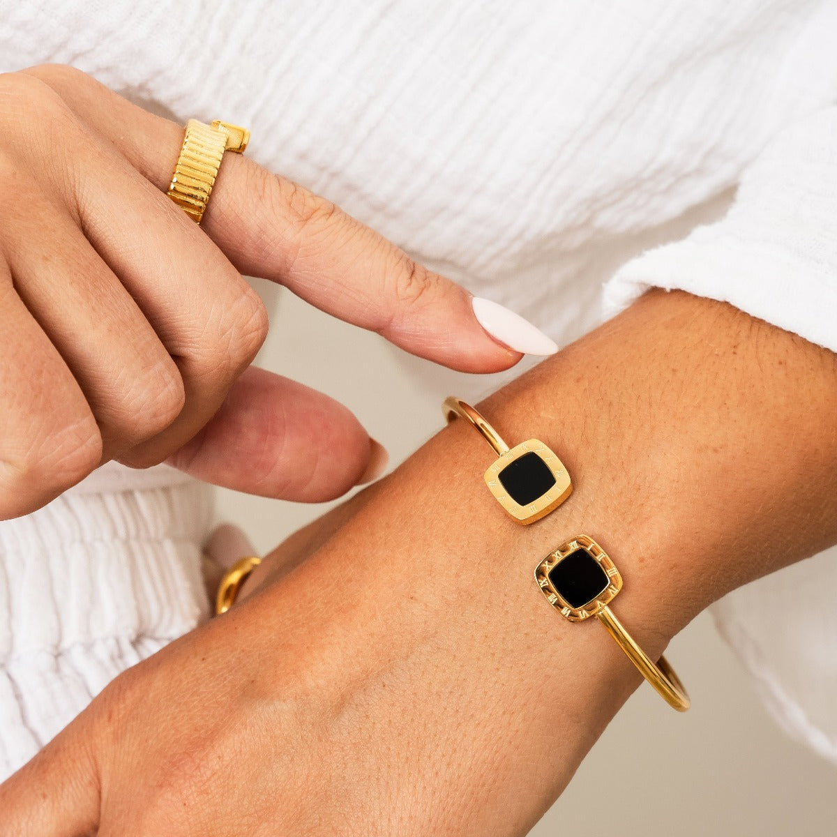 Squared Onyx Bangle Bracelet - Gold