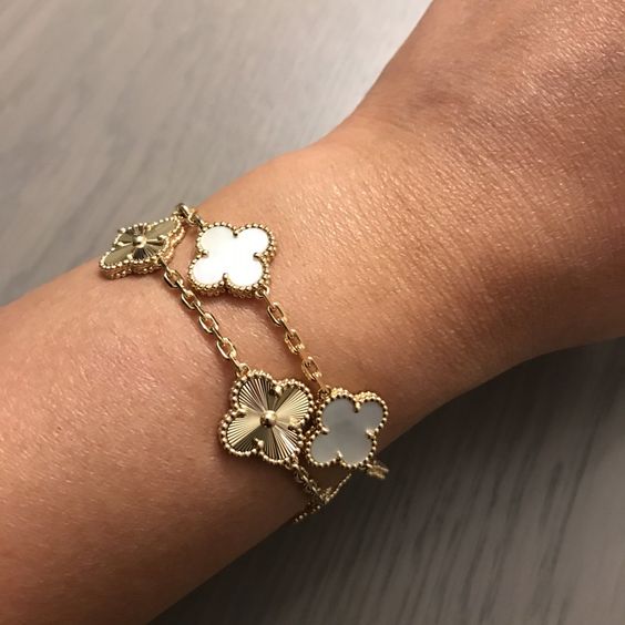 CLOVER | White Bracelet